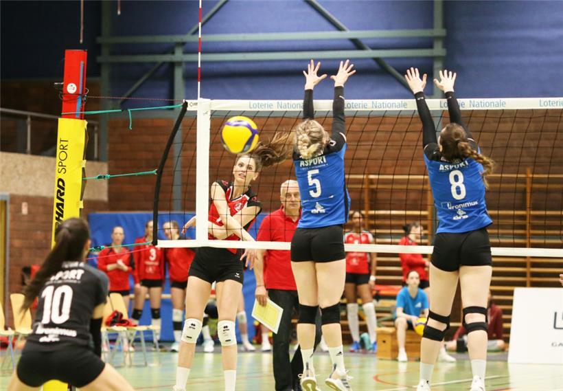 Am Block vorbei: Annalena Mach steuerte sieben Punkte zum Sieg des VC Mamer bei
