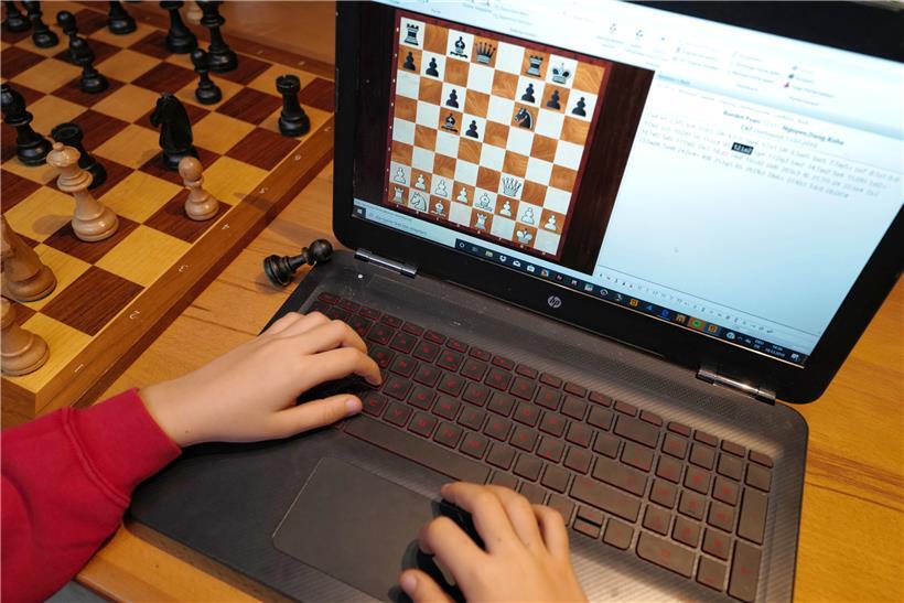 Am Computer lassen sich verschiedene Spielsituationen auch interaktiv trainieren
