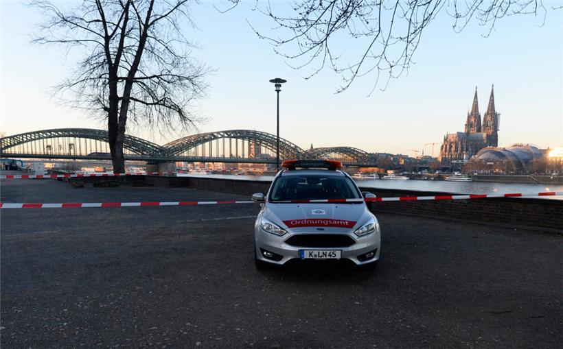 Am Deutzer Ufer ist eine der drei Bombenblindgänger aus dem Zweiten Weltkrieg mit Sichtschutzwänden abgezäunt. Für die Entschärfung dreier Weltkriegsbomben musste ein großer Teil der Kölner Innenstadt abgesperrt werden
