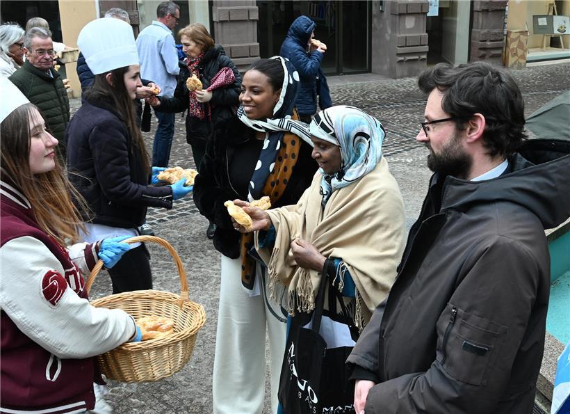 Teilnehmer beim 39. Brezelumzug der Confédération Liewensmëttelhandwierk am Dienstag mit traditionellen Trachten und Brezeln