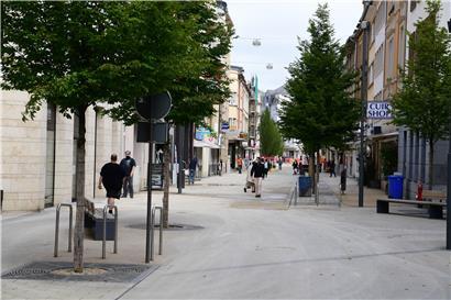 Am Dienstag konnten die ersten Menschen auf dem neuen Belag durch die „Niddeschgaass“ schlendern
