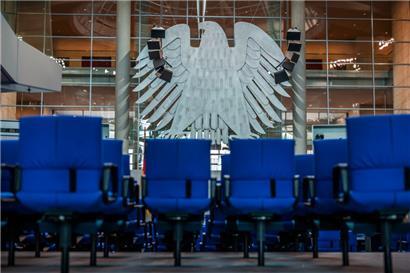 Am Dienstag soll hier, im Plenarsaal des deutschen Bundestags, über das Finanzpaket entschieden werden
