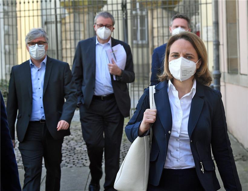 Am Dienstag standen sie der Presse zum Cluster im Niederkorner Seniorenheim Rede und Antwort: Joël Mossong (Epidemiologe), Raoul Vinandy (Servior-Direktor für das operative Geschäft), Alain Dichter (Servior-Generaldirektor), Corinne Cahen (Familienministerin)
