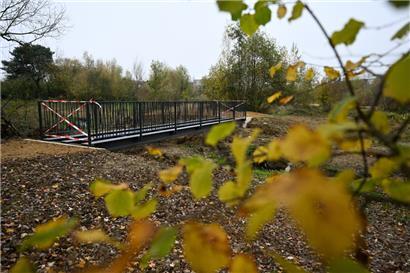 Am Dienstag wurde die erste Brücke bei der Dipbech installiert
