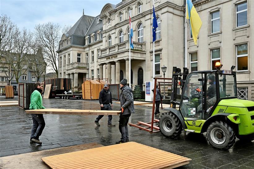 Am Dienstag wurden in Düdelingen die letzten Weihnachtsbuden abgebaut
