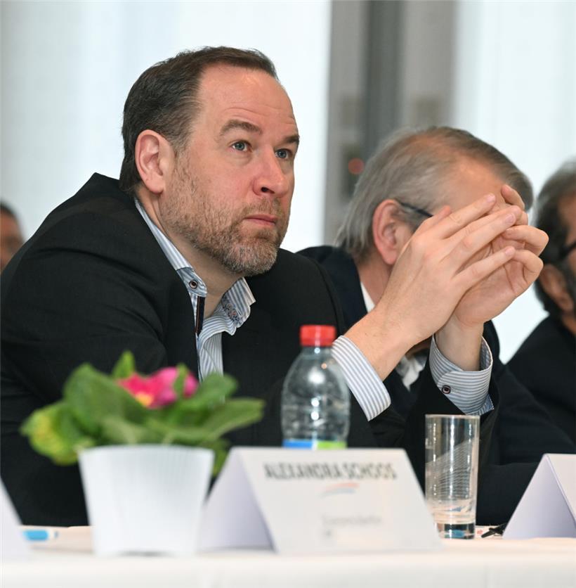 Am Dienstagmorgen ist weiterhin unklar, wie es im Fall Tom Weidig – wegen seines Likes eines queerfeindlichen Facebook-Kommentars – weitergeht
