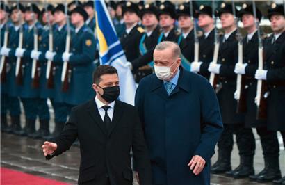 Am Donnerstag besuchte Erdogan den ukrainischen Staatschef Selenskyj in Kiew. Der Präsident der Türkei bietet sich als Vermittler an.
