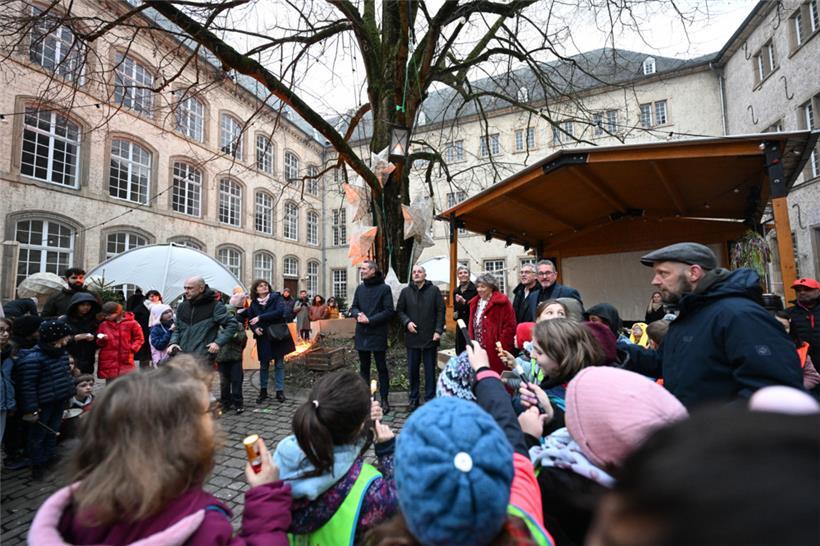 Am Donnerstag wurde der Weihnachtsmarkt für die jungen Besucherinnen und Besuche...