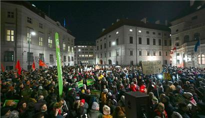 Am Donnerstagabend demonstrierten zehntausende Menschen auf dem Wiener Ballhausplatz zwischen Kanzleramt (l.) und dem Sitz des österreichischen Präsidenten (r.) gegen eine von der rechtsextremen FPÖ geführte Regierung
