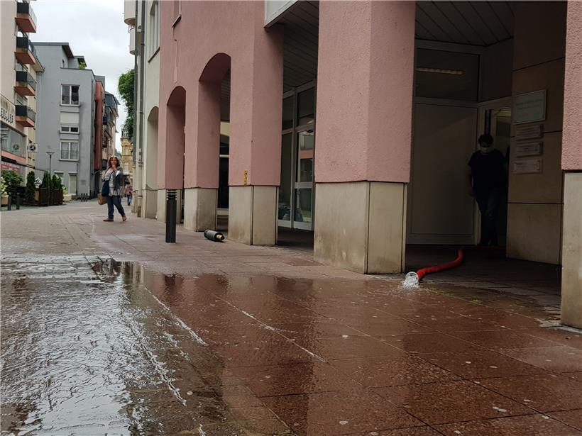 Am Donnerstagmittag wurden noch vereinzelt Keller ausgepumpt, wie hier in der rue Boltgen

