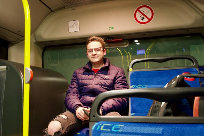 Am Düdelinger Hauptbahnhof steigt Nelson Goncalves nach einer Nacht mit Freunden ein
