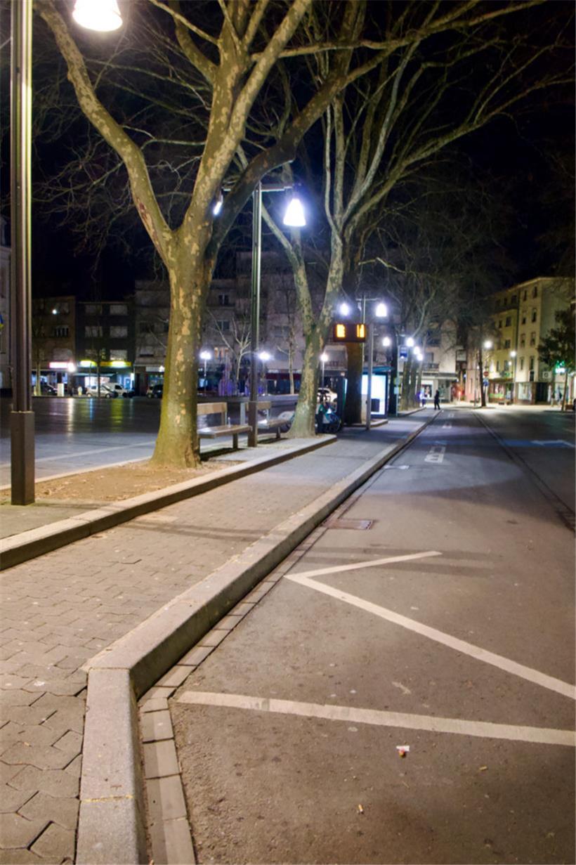 Am Düdelinger Rathausplatz um 1 Uhr früh: In 20 Minuten fährt der erste „Late Ni...