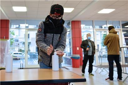 Am Eingang des „Lycée de garçons“ in Esch befinden sich zwei Desinfektionsmittelspender. Im „Préau“ steht Aufsichtspersonal, das kontrolliert, ob die Schüler sich auf direktem Weg in ihren Klassenraum begeben.
