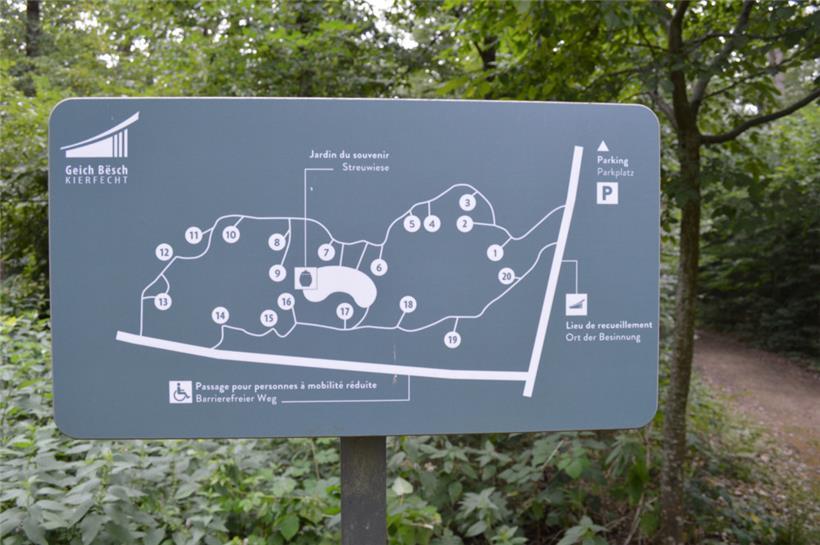 Am Eingang zum Waldfriedhof der Gemeinde Bissen befindet sich ein Lageplan mit d...