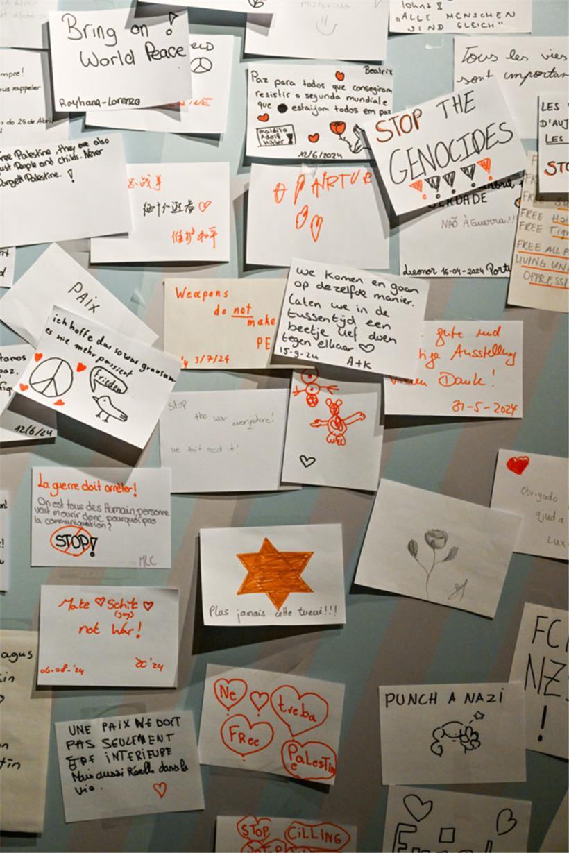 Am Ende der Ausstellung dürfen Besucher ihre Eindrücke und Meinungen zu Papier bringen und an der Pinnwand aufhängen
