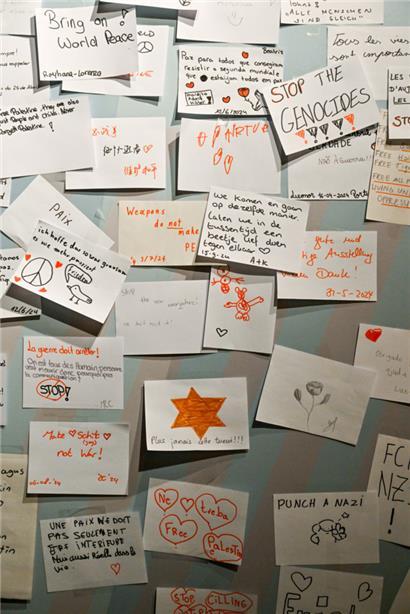 Am Ende der Ausstellung dürfen Besucher ihre Eindrücke und Meinungen zu Papier bringen und an der Pinnwand aufhängen
