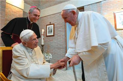 Am Ende des Konsistoriums im Vatikan besucht Papst Franziskus (r) nach der Ernennung der neuen Kardinäle das Kloster Mater Ecclesiae und den emeritierten Papst Benedikt XVI. (vorne links). 
