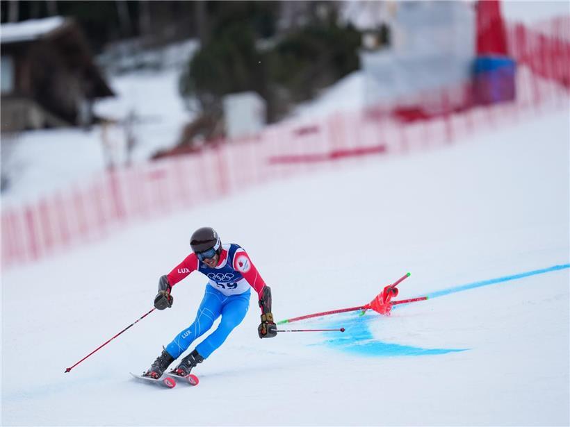 Osch erschöpft am Ende des ersten Laufs beim Wettkampf, Luft holen und Erschöpfung sichtbar