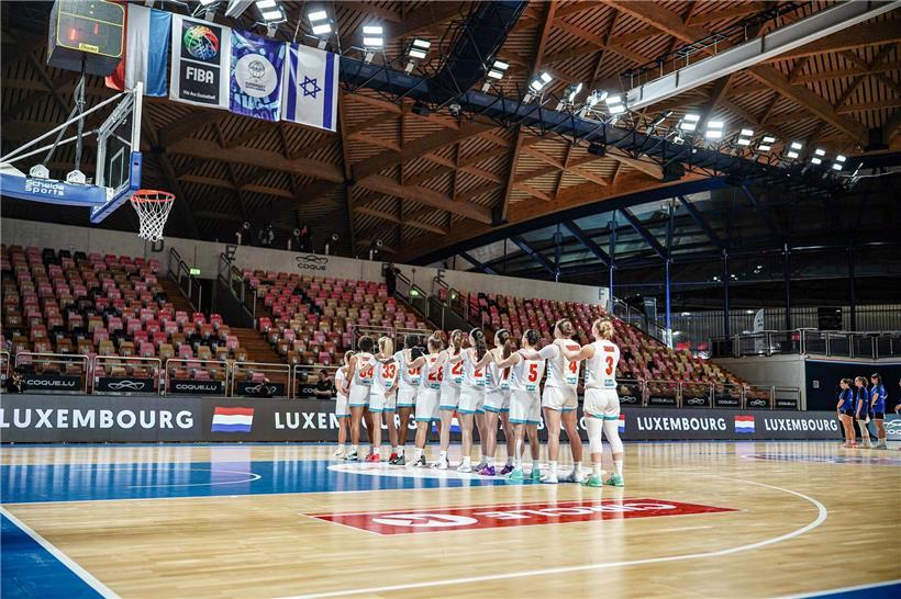 FLBB-Spielerinnen enttäuscht auf dem Spielfeld ohne Unterstützung der eigenen Zuschauer beim wichtigen Spiel