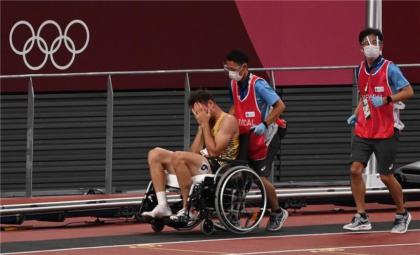 Am Ende musste Niklas Kaul im Rollstuhl aus dem Stadion geführt werden
