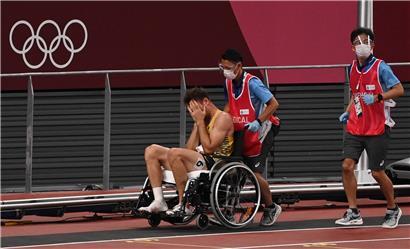 Am Ende musste Niklas Kaul im Rollstuhl aus dem Stadion geführt werden
