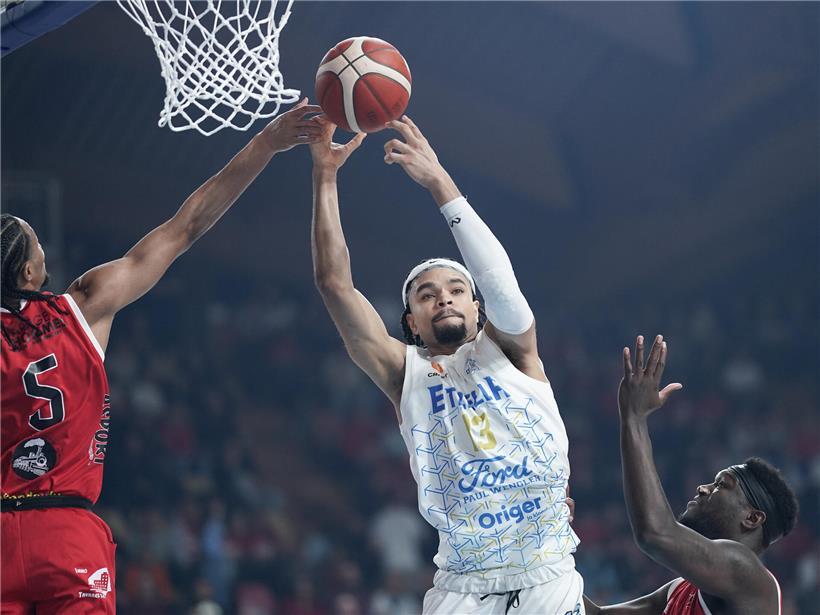 Nicholas Davis im Trikot von Etzella kämpft im Pokalfinale knapp um den 26. Vereins-Pokalsieg