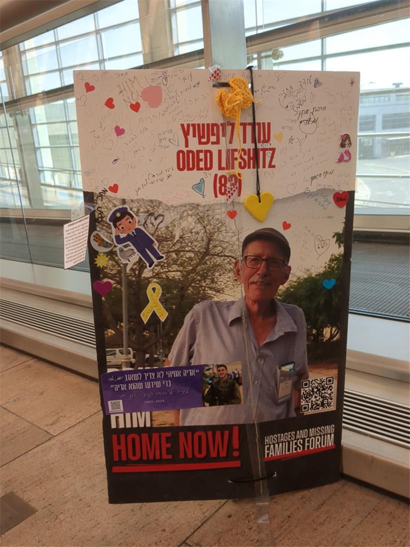 Am Flughafen von Tel Aviv zeugen zahlreiche Plakate von den weiterhin vermissten Geiseln – darunter auch Oded Lifshitz
