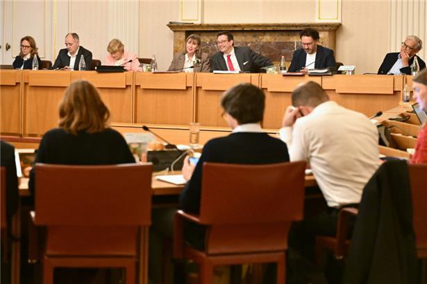 Am Freitag äußerten die Oppositionsmitglieder am „Knuedler“ ihre Kritik zum Budget der blau-schwarzen Mehrheit für das kommende Jahr
