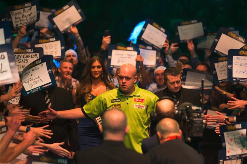 Am Freitag beginnt wieder die große Darts-Show im „Ally Pally“. Mit dabei ist auch Michael van Gerwen. 
