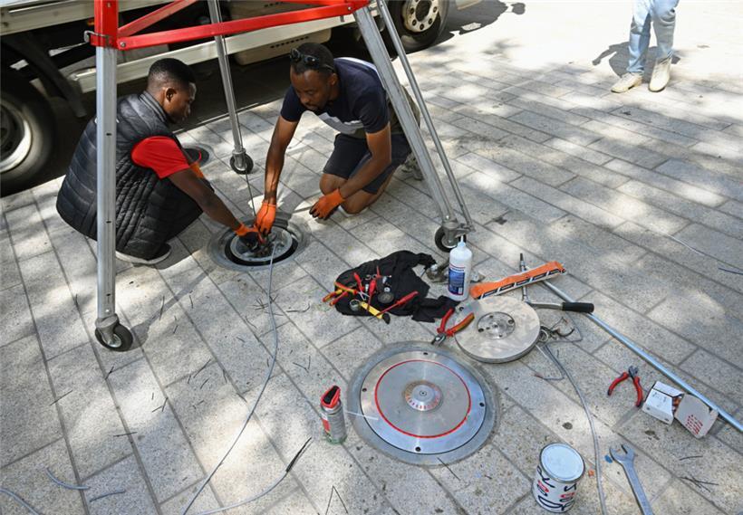 Am Freitag liefen die Arbeiten an den Pollern noch, die ab Samstag in den Einsat...