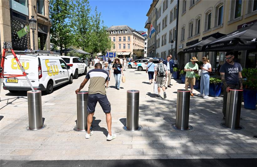 Am Freitag wurde noch einmal letzte Hand an den neuen Zufahrtssperren angelegt; am Wochenende nun gehen diese in Betrieb
