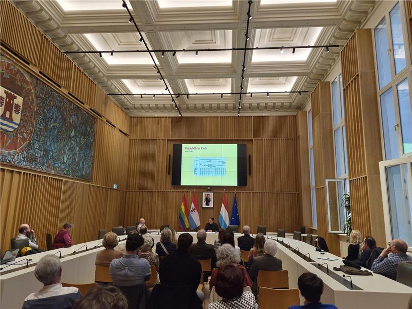 Escher Gemeinderatsaal am Freitagabend während einer lebendigen Geschichtsstunde mit Zuschauern und Präsentation
