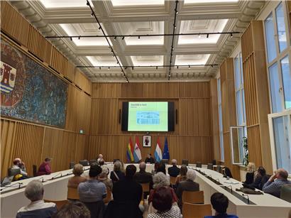 Escher Gemeinderatsaal am Freitagabend während einer lebendigen Geschichtsstunde mit Zuschauern und Präsentation
