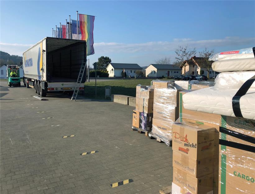 Am Freitagmorgen wird dieser LKW beladen