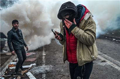Am Grenzübergang von der Türkei nach Griechenland setzte die Polizei Tränengas gegen die protestierenden Flüchtlinge ein, nachdem einige die Beamten mit Steinen beworfen hatten. 
