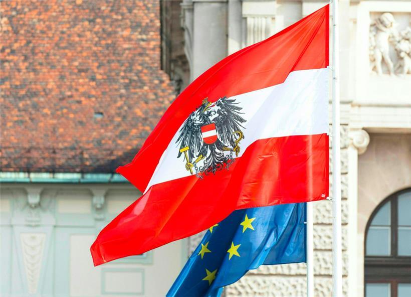 Am Heldenplatz in Wien sind eine Landesflagge und eine Flagge der Europäischen Union gehisst
