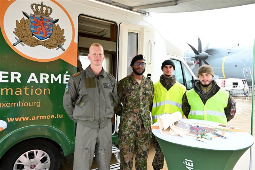 Am Infostand der Armee