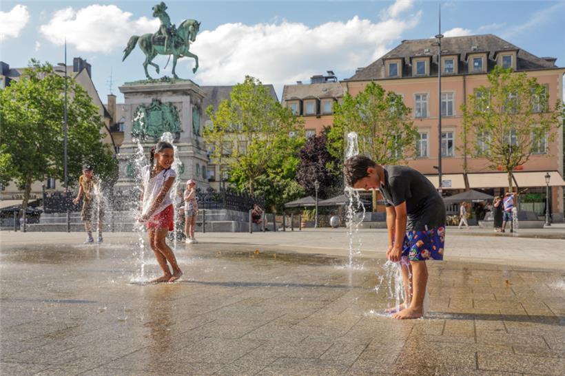 Am Knuedler spenden Wasserfontänen die Kühle, die die wenigen Bäume vor Ort nicht bieten können
