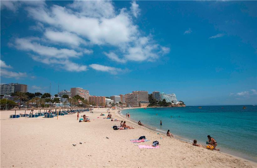 Am Magaluf-Strand in Calvia auf Mallorca können zumindest die Abstandsregeln locker eingehalten werden
