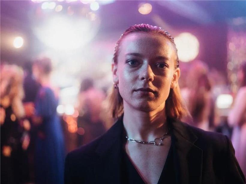 Porträt eines nachdenklichen Mädchens, das an ihren verstorbenen Vater erinnert, emotionale Trauer und Verlust