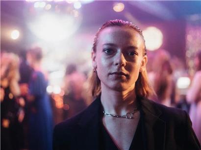 Porträt eines nachdenklichen Mädchens, das an ihren verstorbenen Vater erinnert, emotionale Trauer und Verlust