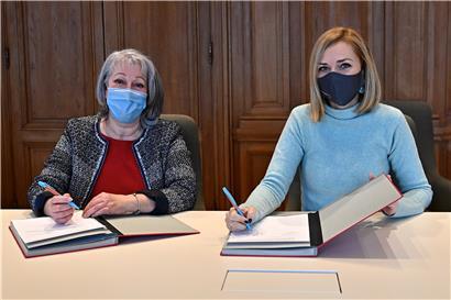 Am Mittwoch haben „Inter-Actions“-Präsidentin Gaby Damjanovic und Gleichstellungsministerin Taina Bofferding die Konvention für ihre künftige Zusammenarbeit unterschrieben

