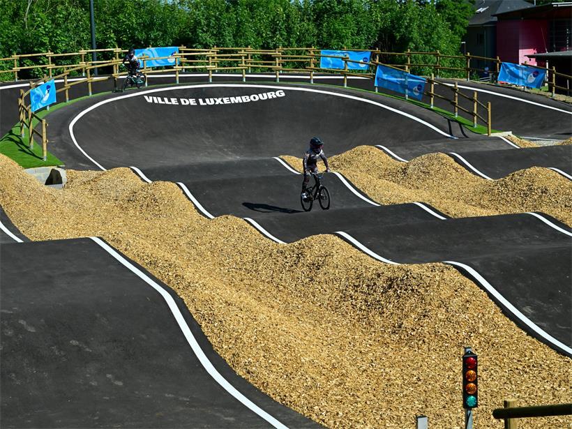 BMX-Fahrer auf neuer Strecke im Bike Park Boy Konen bei der offiziellen Eröffnung am Mittwochabend