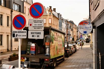 Am Mittwochmorgen wurden die Verkehrsschilder vor dem Restaurant „Opusmer“ ersetzt
