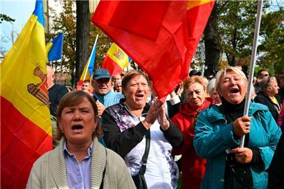 Am Montag demonstrieren Anhänger der kremlfreundlichen Partei Patriotischer Block vor dem Parlament in Chişinău
