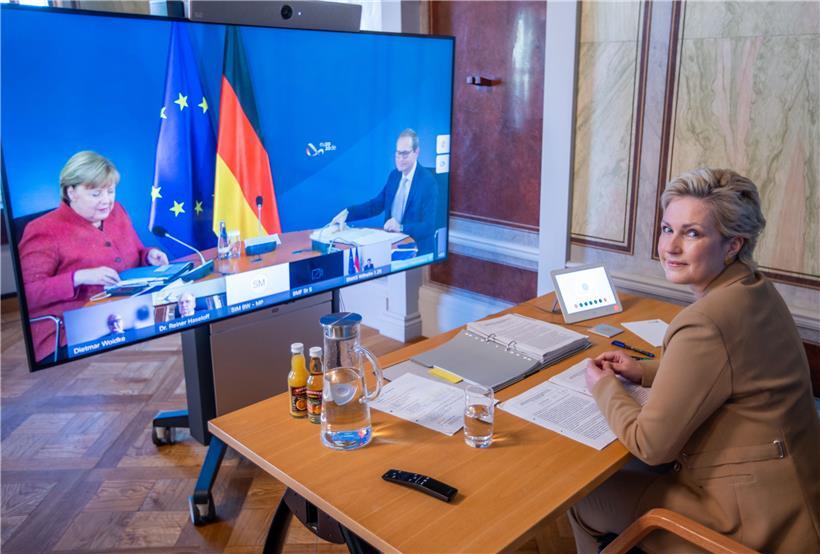 Am Montag diskutierten in Deutschland die Ministerpräsidenten der Länder mit der Kanzlerin Angela Merkel über die Entwicklung der Corona-Pandemie, hier aus Sicht der SPD-Ministerpräsidentin von Mecklenburg-Vorpommern, Manuela Schwesig (r.)
