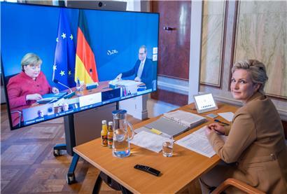 Am Montag diskutierten in Deutschland die Ministerpräsidenten der Länder mit der Kanzlerin Angela Merkel über die Entwicklung der Corona-Pandemie, hier aus Sicht der SPD-Ministerpräsidentin von Mecklenburg-Vorpommern, Manuela Schwesig (r.)
