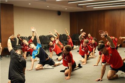 Am Montag hieß es zunächst dehnen und strecken, um die Müdigkeit aus den Beinen zu bekommen
