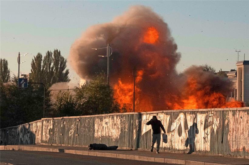 Am Montag in Kiew: Ein Mann fällt nach einem Drohnenangriff in Kiew auf den Boden

