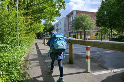 Am Montag machten sich unter anderem in Luxemburg-Stadt wieder viele Kinder auf den Weg zum Unterricht
